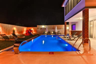 Villa Doğan Korunaklı Havuz 92