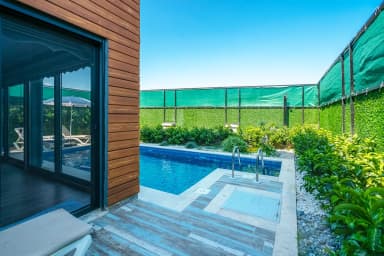 Villa Kırmızı Korunaklı Havuz 58
