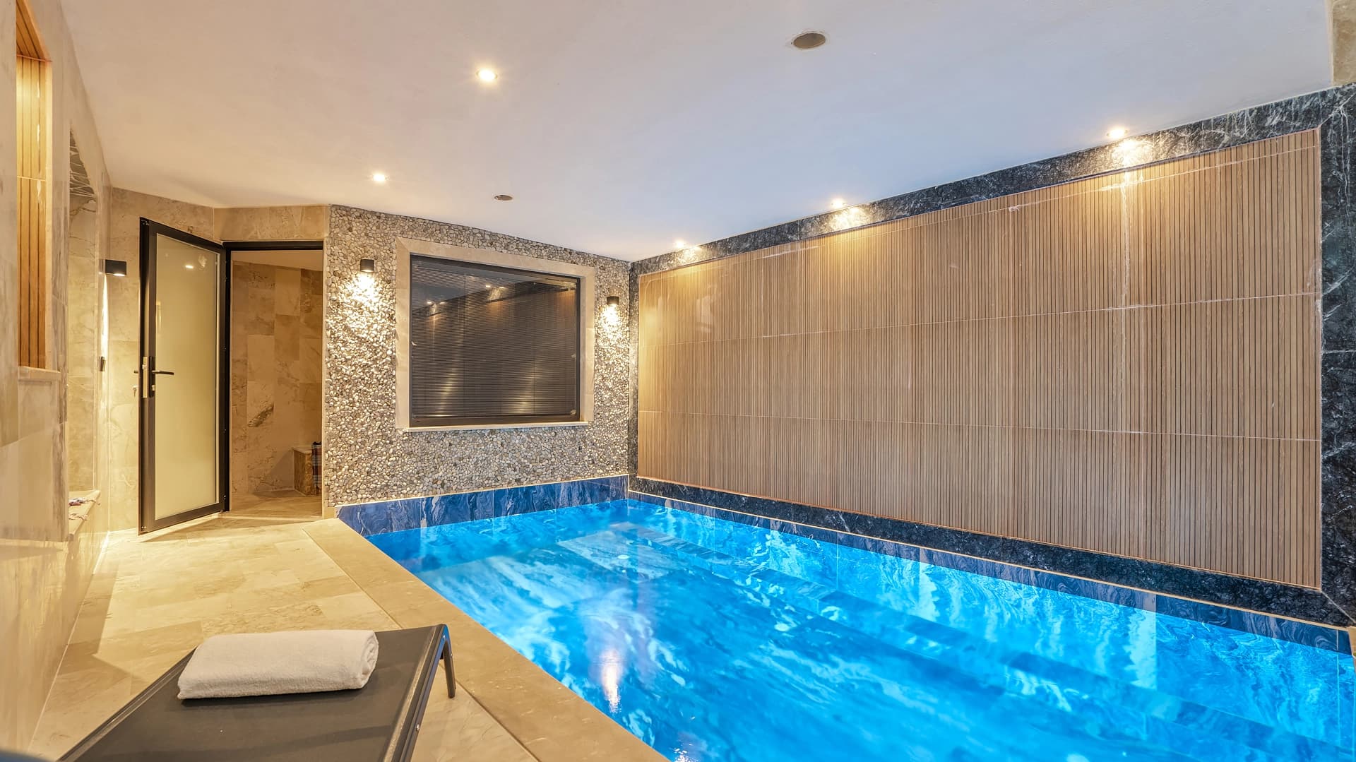 Suit Almila Korunaklı Havuz 24