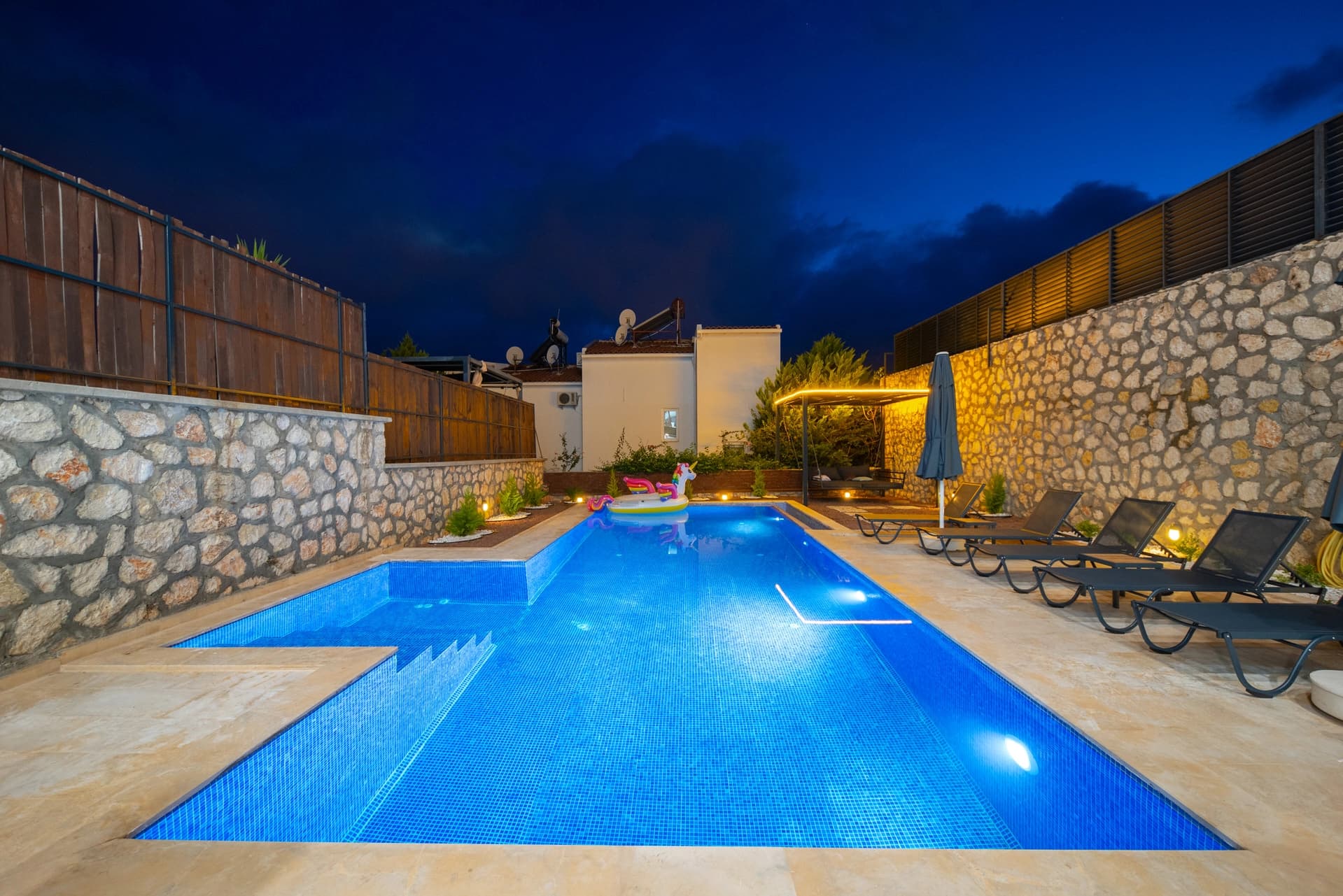 Villa NightCity Özel Havuzlu 12