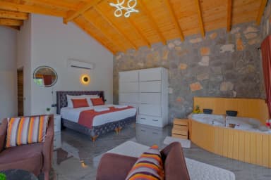 Villa Zehra Sultan Korunaklı Havuz 93