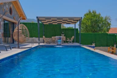 Villa Zehra Sultan Korunaklı Havuz 85
