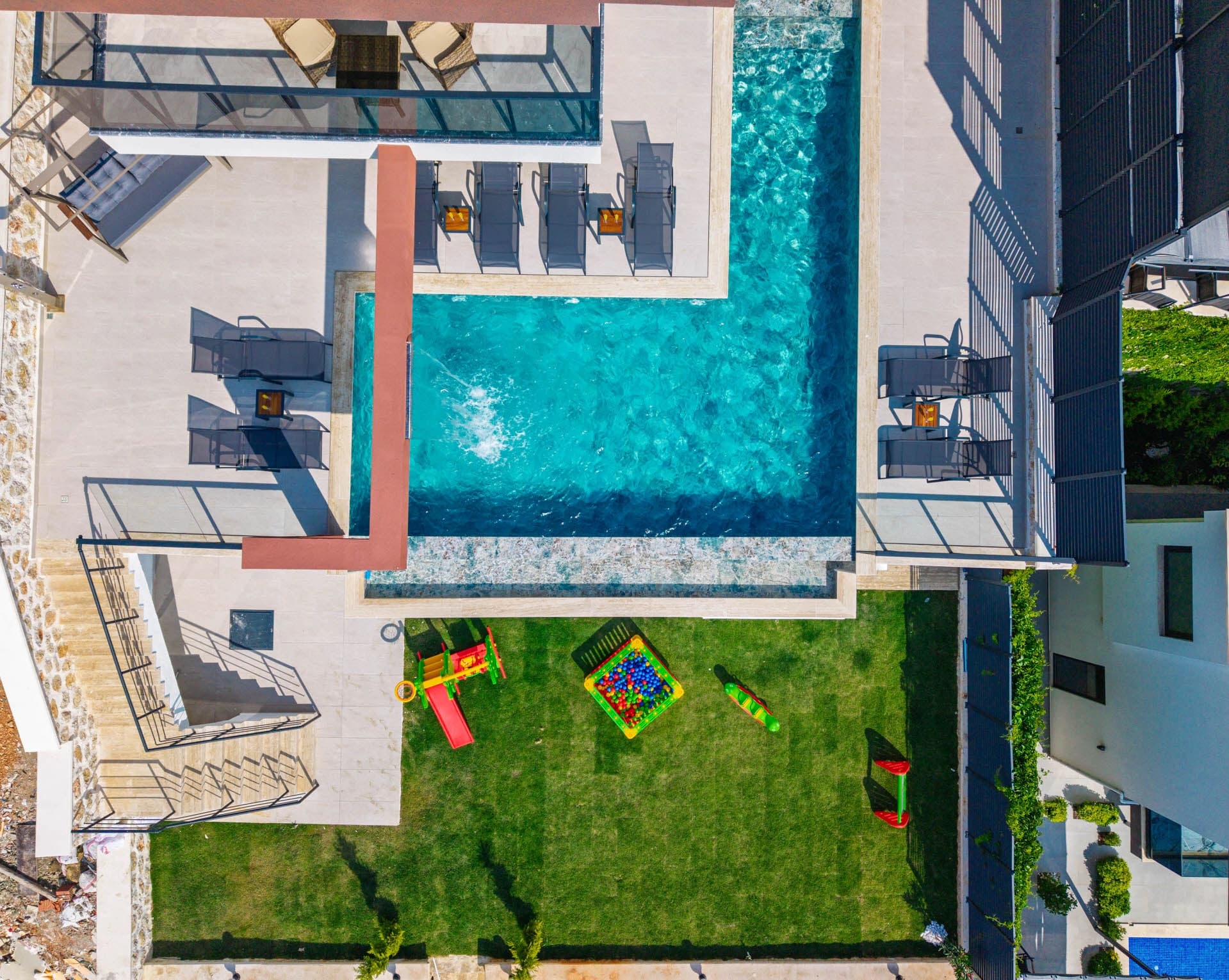 Villa Newcastle Korunaklı Havuz 12