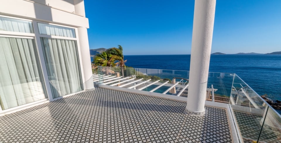 Villa Elena White 1