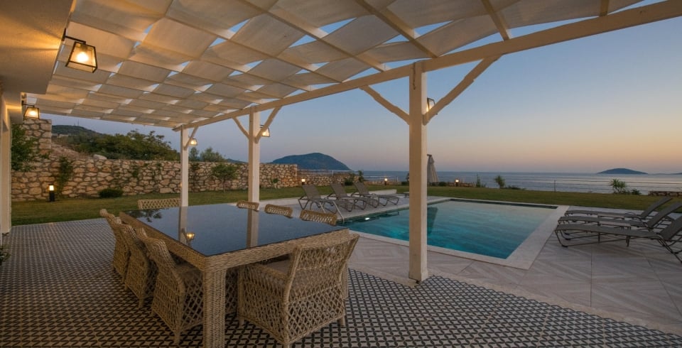 Villa Elena White 2