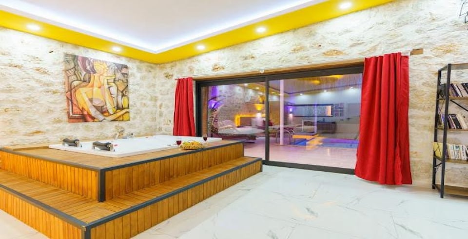 Villa Mira Queen