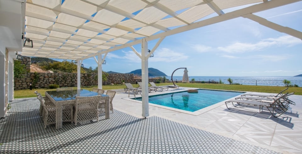 Villa Elena White 2