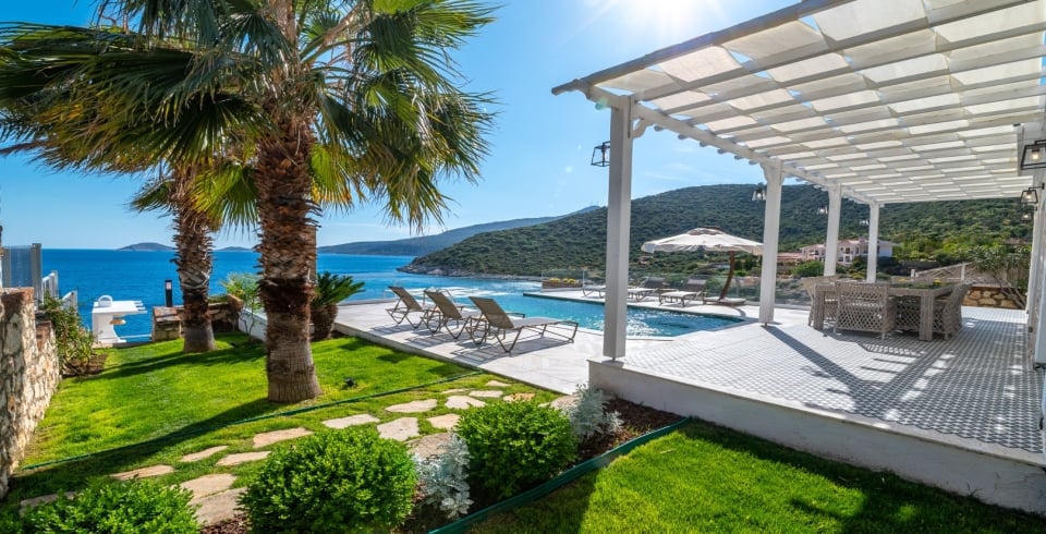 Villa Elena White 1