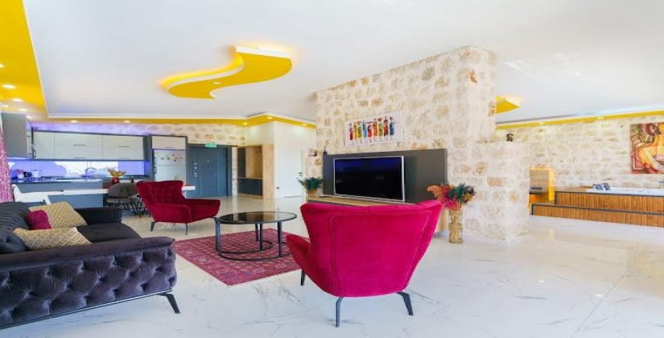 Villa Mira Queen
