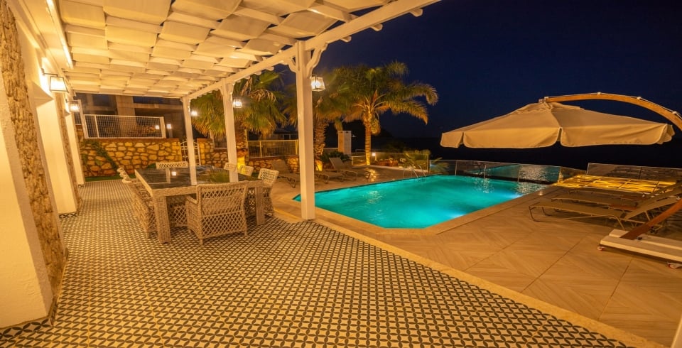 Villa Elena White 1