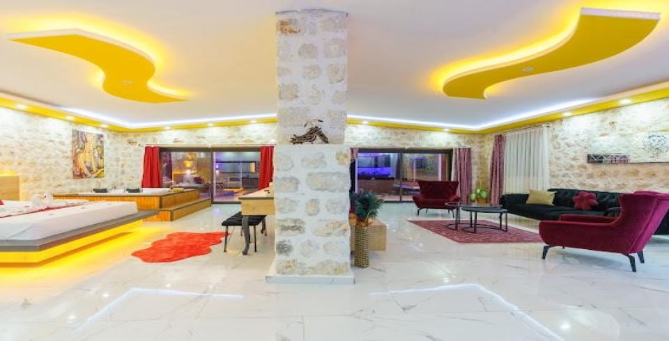 Villa Mira Queen