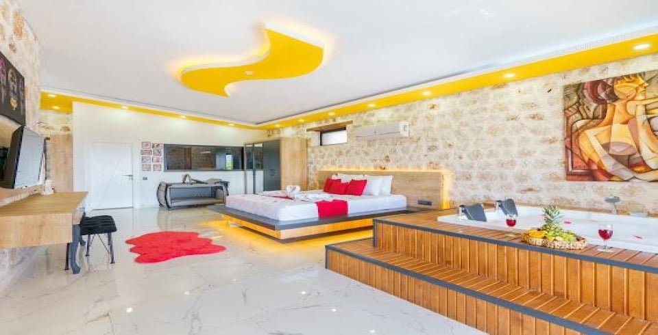 Villa Mira Queen
