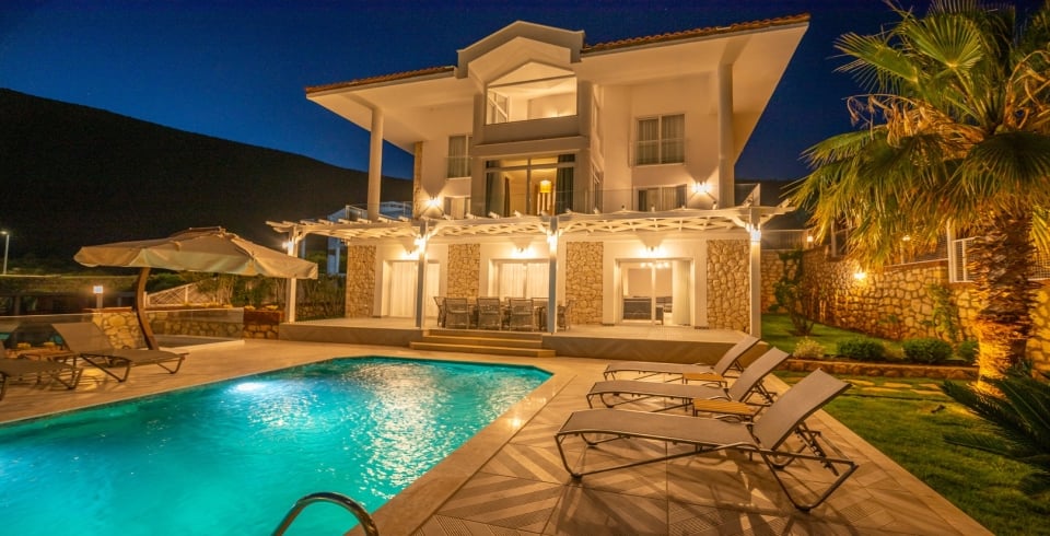 Villa Elena White 1