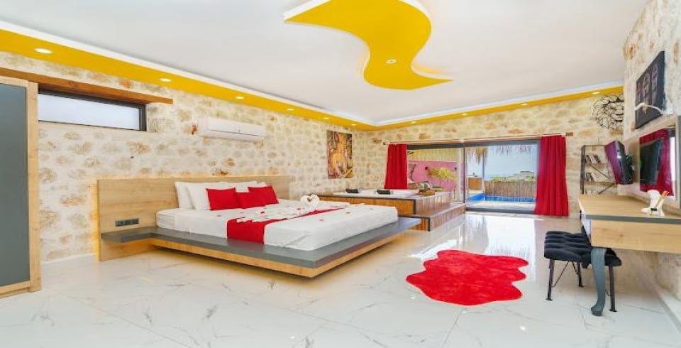 Villa Mira Queen