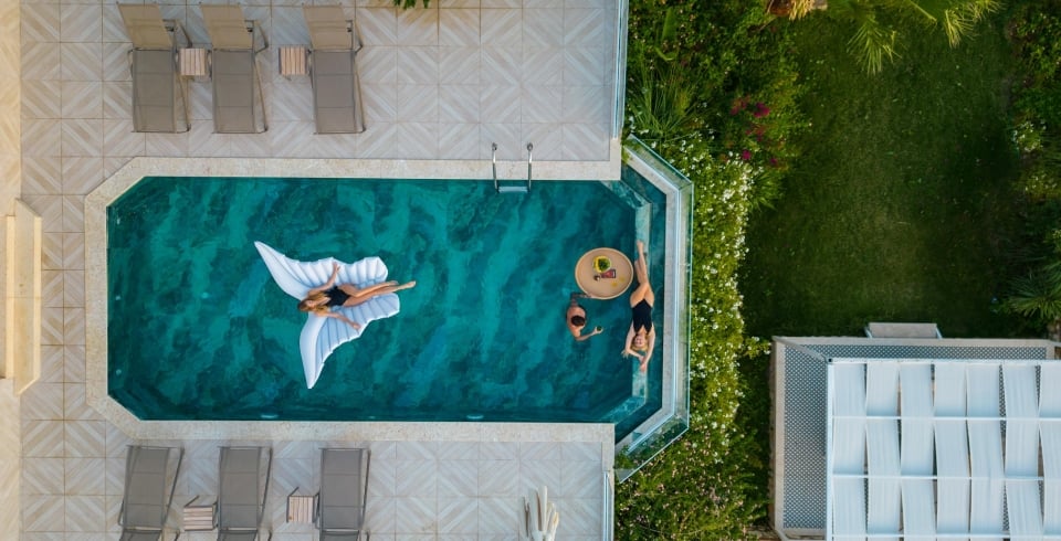 Villa Elena White 1